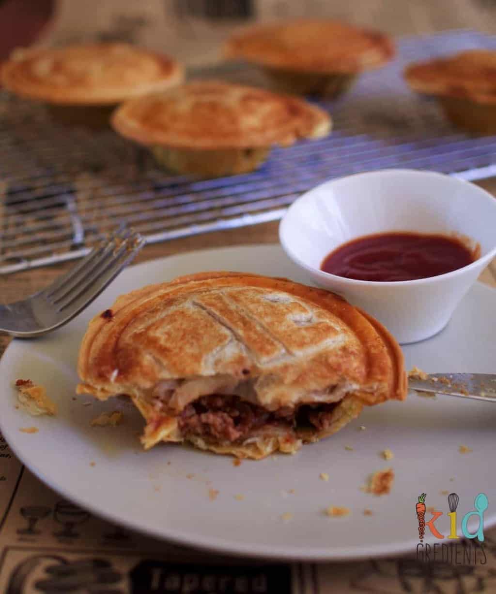 ოქროსფერი ქათმის ბარკლები ტყემლის მინანქრით და წიწიბურის ფლავი
